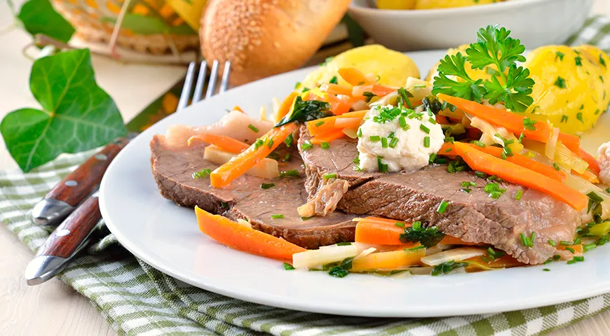 Рекомендуемая суточная норма потребления отварной говядины для взрослых составляет 100–150 граммов в составе основного приема пищи