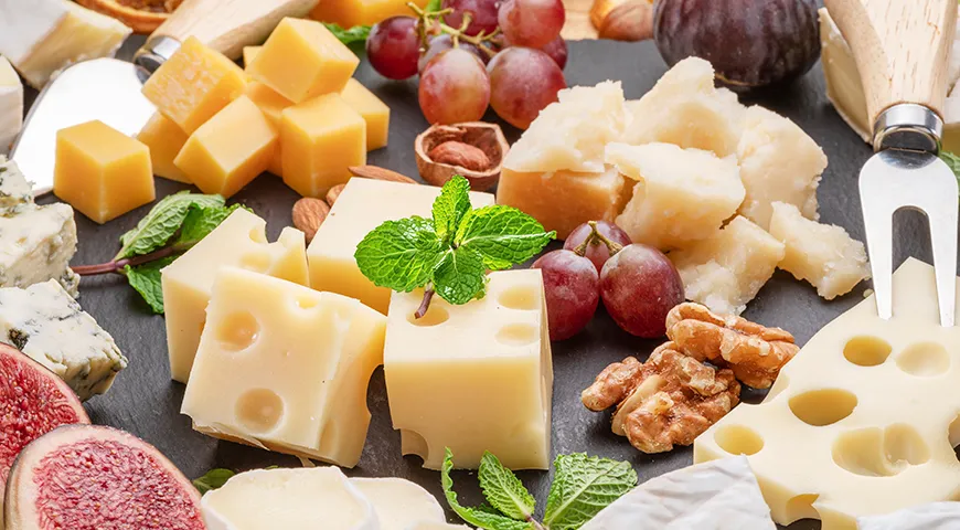 Сырная тарелка с выдержанными сортами и орехами — идеальная закуска к глинтвейну