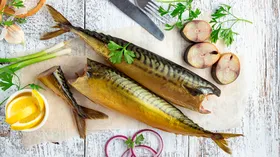 Не выбрасывайте луковую шелуху! Она превращает скумбрию в ресторанное блюдо