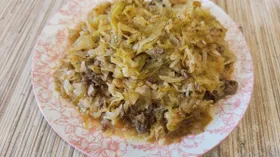Тушеная капуста с говяжьим фаршем на сковороде