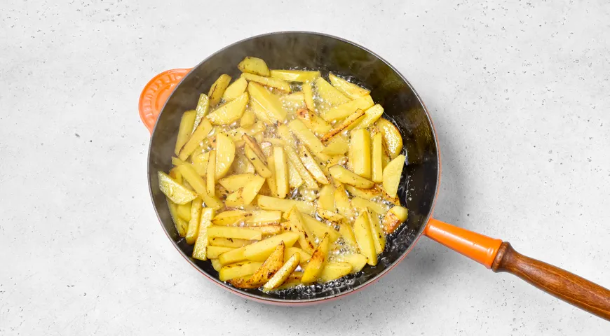 Жареная картошка с беконом и яйцом