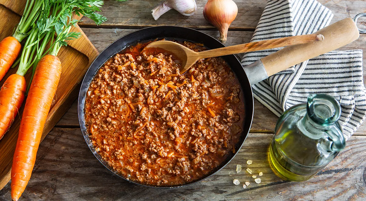 Подлива томатная с фаршем на сковороде