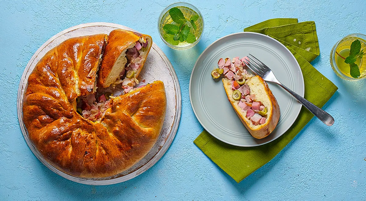 Рецепт сдобного пирога с мясом и вареной колбасой (можно использовать любительскую)