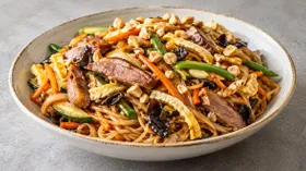 Ми горенг (овощи, жаренные с уткой)