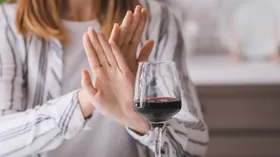 Что пить, если отказались от алкоголя? Эксперты предостерегли от «газировки» и предложили свои варианты