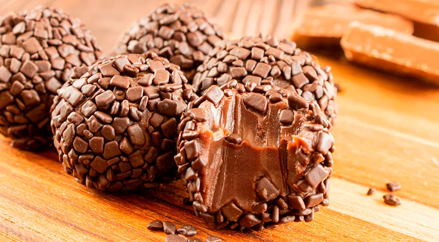 Бригадейро готовят из сгущенного молока, какао и растопленного сливочного масла