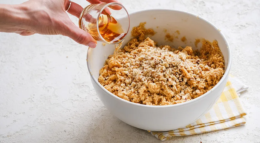 Для улучшения вкуса пирожного «Картошка» в массу из крошки и масла добавляют&nbsp;алкоголь