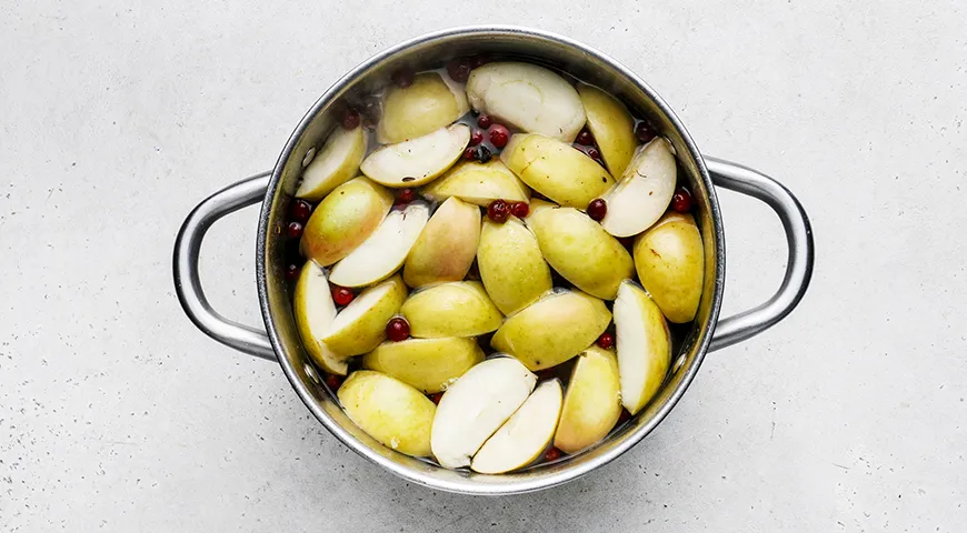 Компот из яблок и клюквы