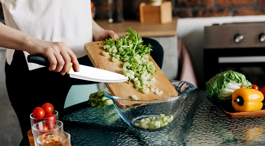 В салатах сельдерей создает контраст вкусов и текстур и тем самым делает блюдо совершенно особенным и ярким