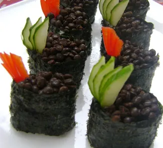Гункан-суши с черной чечевицей