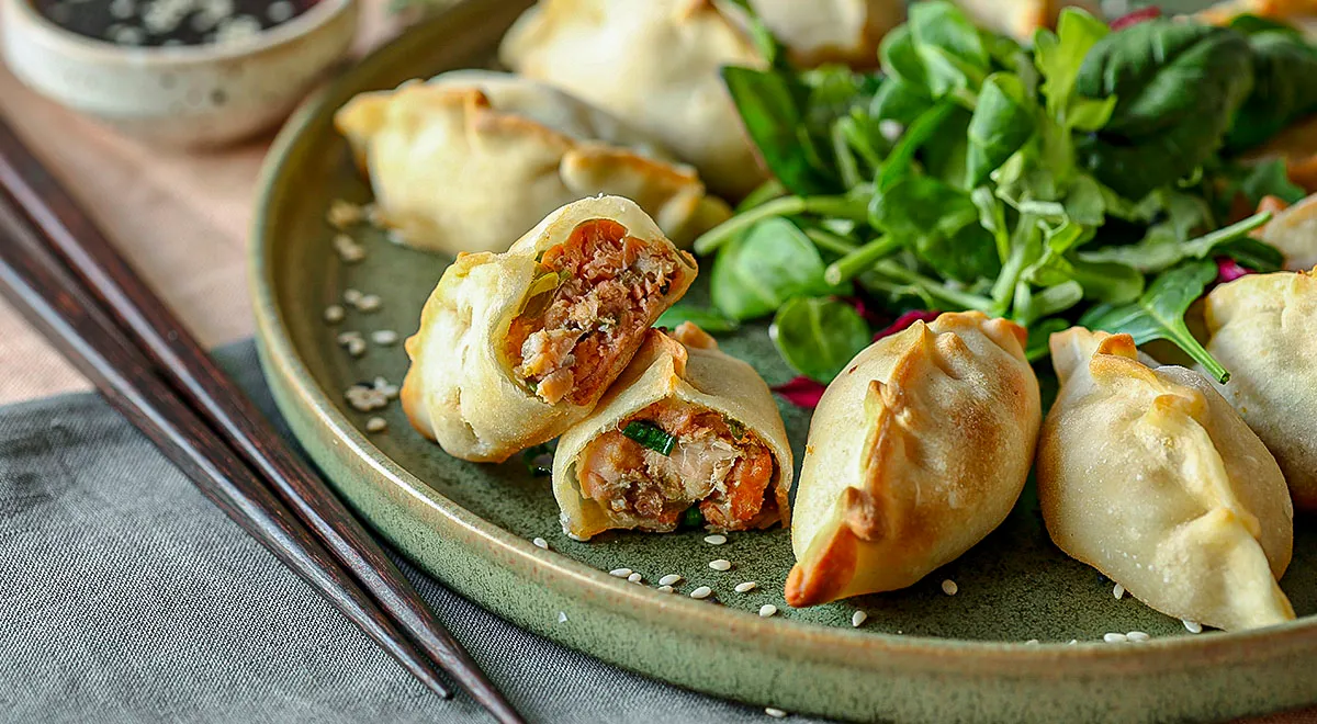 Запеченные дамплинги с лососем