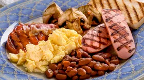 Английский завтрак (яйца, сосиски, грибы, фасоль, помидоры, тосты и чай с молоком) 