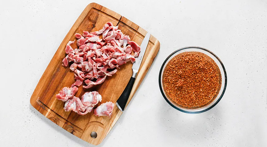 Гречка с куриными желудочками на сковороде