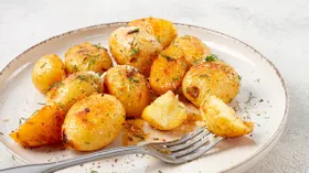 Картофель, обжаренный в кастрюле с чесноком и укропом