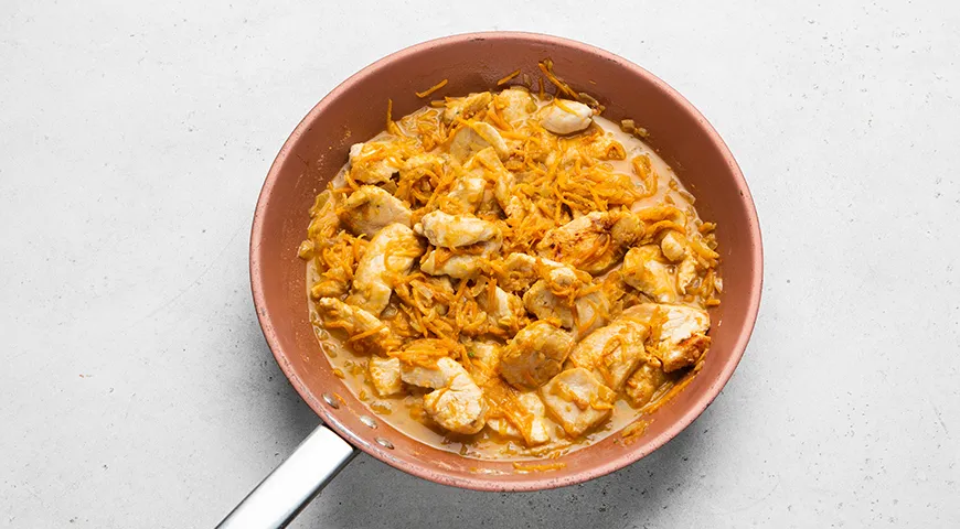 Куриное филе со сметаной и морковкой на сковороде