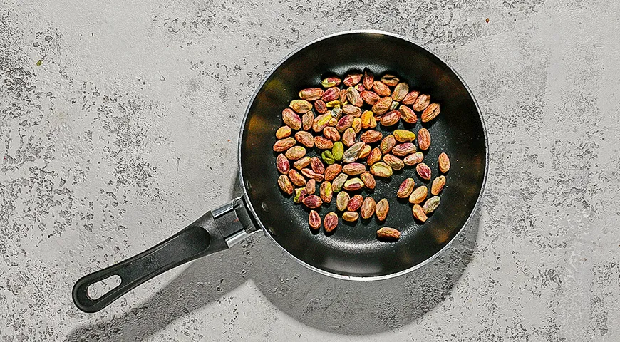 Запеченный сыр бри с гранатом и фисташками