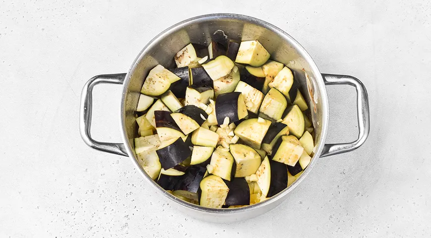 Овощное рагу в кастрюле