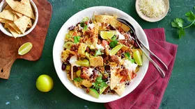 Мексиканский салат с пряными чипсами
