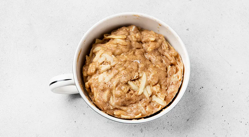 Кекс в микроволновке с яблоком