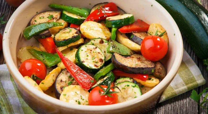 Запечённые овощи в рагу максимально полезны и готовить их очень просто