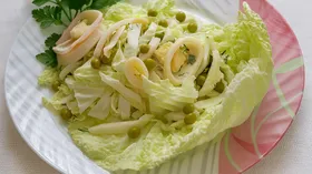 Салат с кальмарами и пекинской капустой «Нежность»