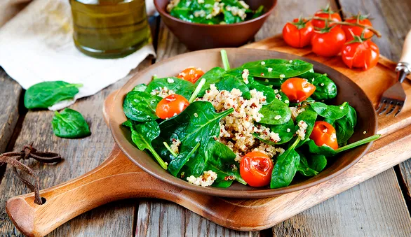 Вкусные и полезные салаты со шпинатом: 9 интересных рецептов