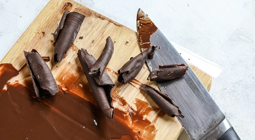 Для этого способа подойдет широкий нож, лучше с длинным лезвием