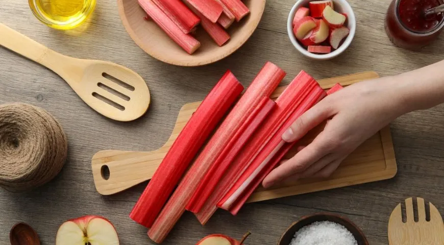 Кислый вкус ревня связан с присутствием щавелевой кислоты, ее избыточное потребление может навредить почкам и желудку 