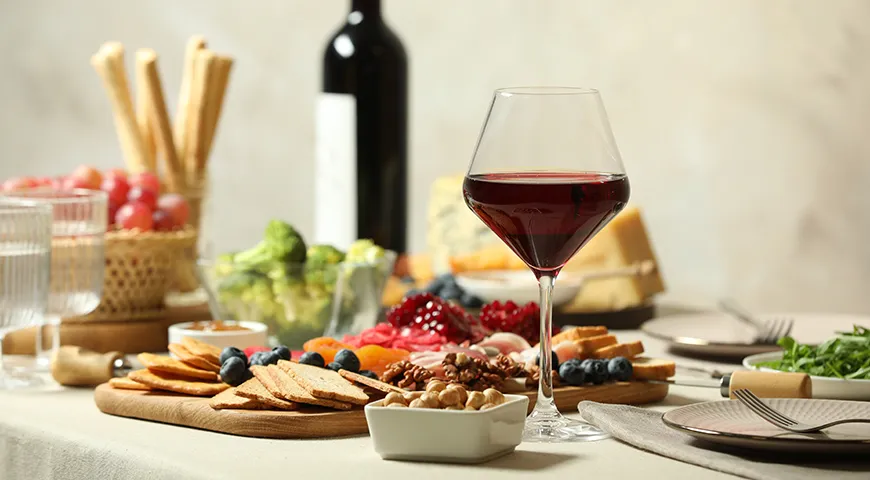 К красному вину идеально подходят выдержанные сыры и мясные деликатесы
