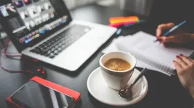 Не кофе — ученые назвали лучший напиток для офисных работников