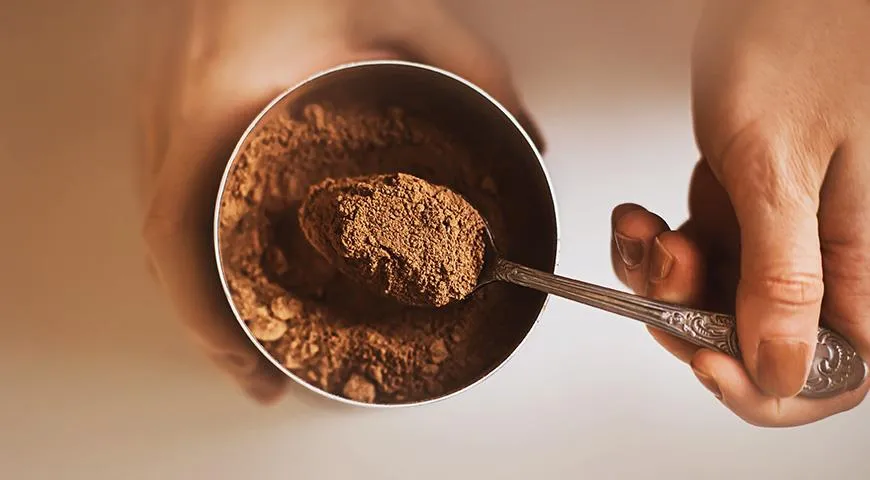 Качественный несладкий какао-порошок - очень важный ингредиент шоколадной глазури. Он обеспечит глазури темный цвет и приятный аромат