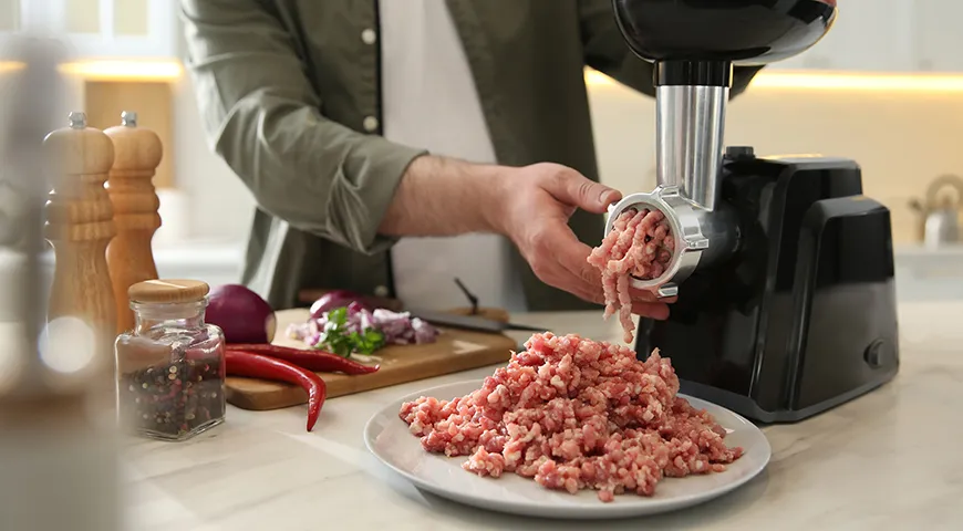  Говядину и свинину в фарше обычно берут в пропорции 1:1. В этом случае говядина обеспечивает яркий вкус, а свинина — сочность