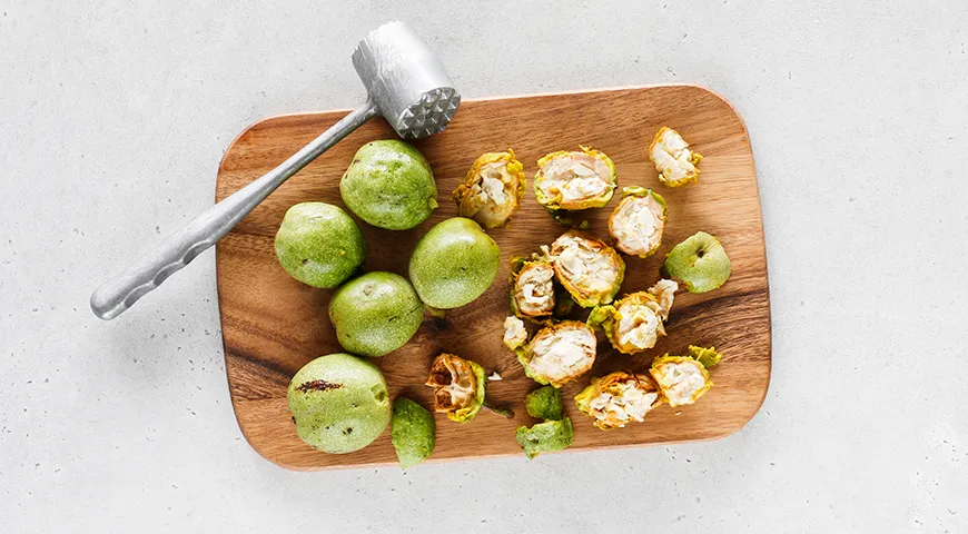 Свежий зеленый орех пахнет травянисто, с легкой терпкостью, которая усиливается при надрезе