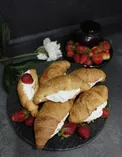 Круассаны с клубничным джемом