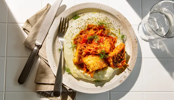 Хек, тушенный в томатном соусе с луком и морковью