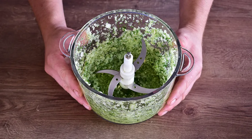 В чаше блендера для начинки измельчаем лук, чеснок и листья укропа и/или петрушки