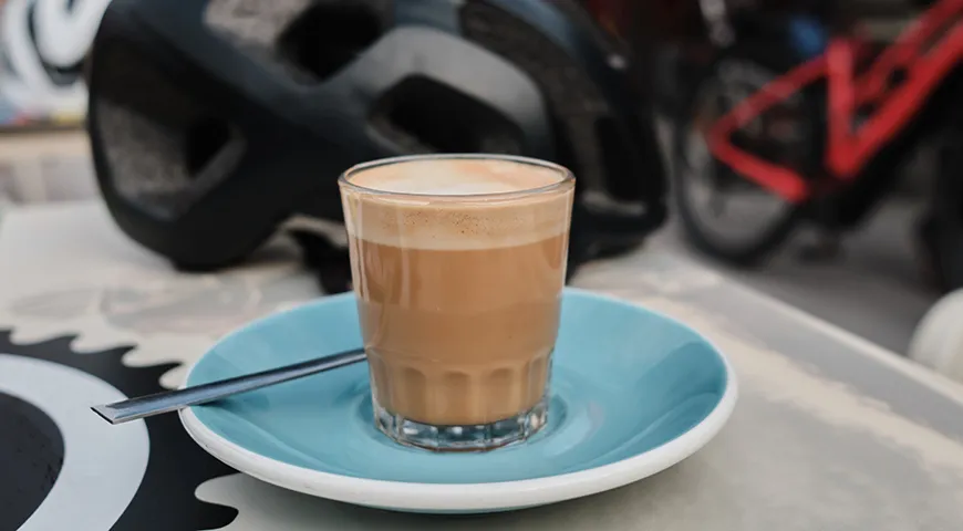 Кофе отлично работает при аэробных нагрузках — у бегунов, пловцов, лыжников и велосипедистов