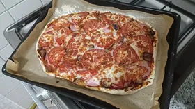 Пицца с колбасками