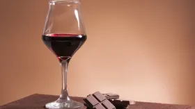 Шоколад и вино продлевают жизнь? Ученые объяснили, почему «запретные» удовольствия на самом деле полезны