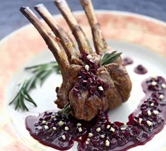 Фаршированная баранья корейка с винным соусом