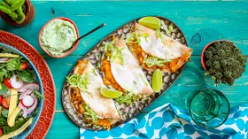Хрустящие тако с индейкой, сыром и соусом из авокадо