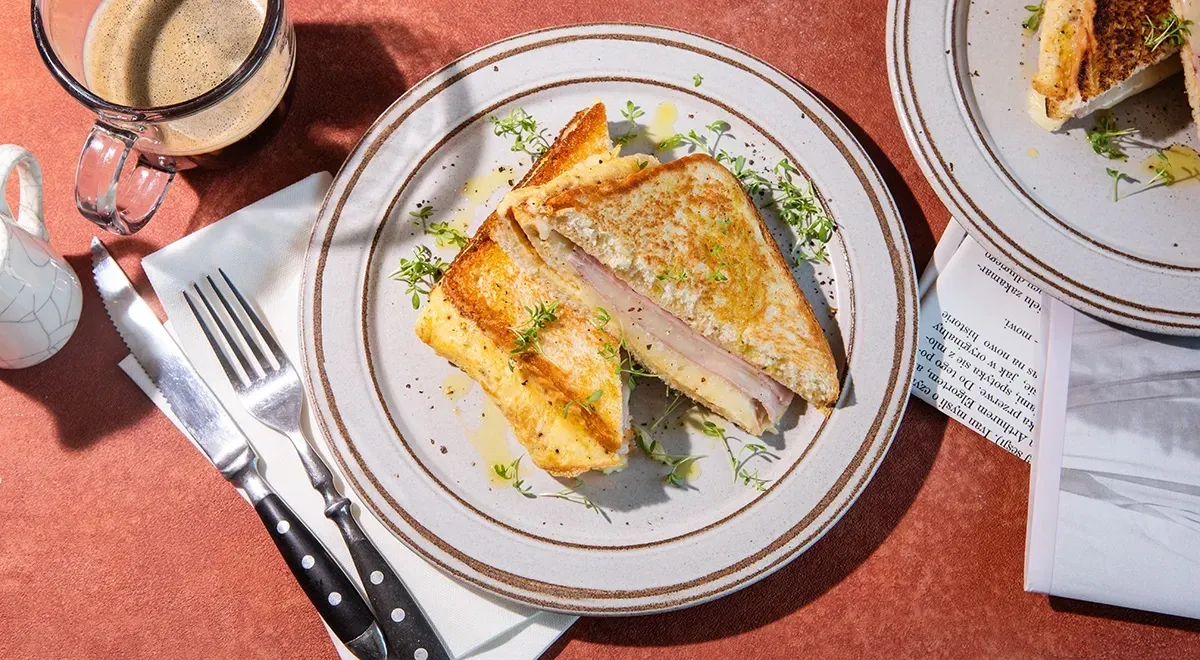 Горячие бутерброды с яйцом, ветчиной и сыром на сковороде