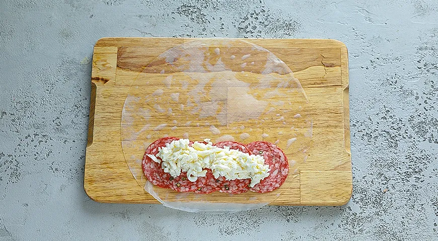 Хрустящие трубочки с колбасой и моцареллой