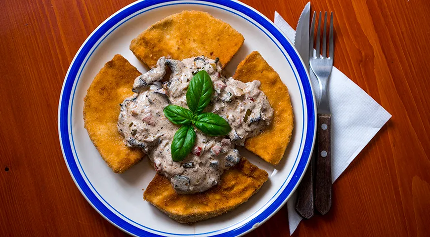 Гриб дождевик, тушеный в сметане