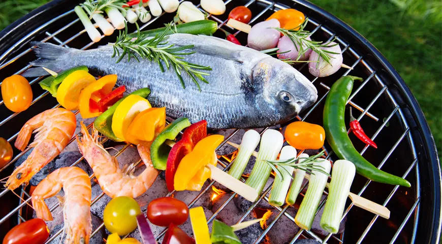 Рыба и овощи, приготовленные на гриле, гораздо полезнее и питательнее шашлыка из свинины