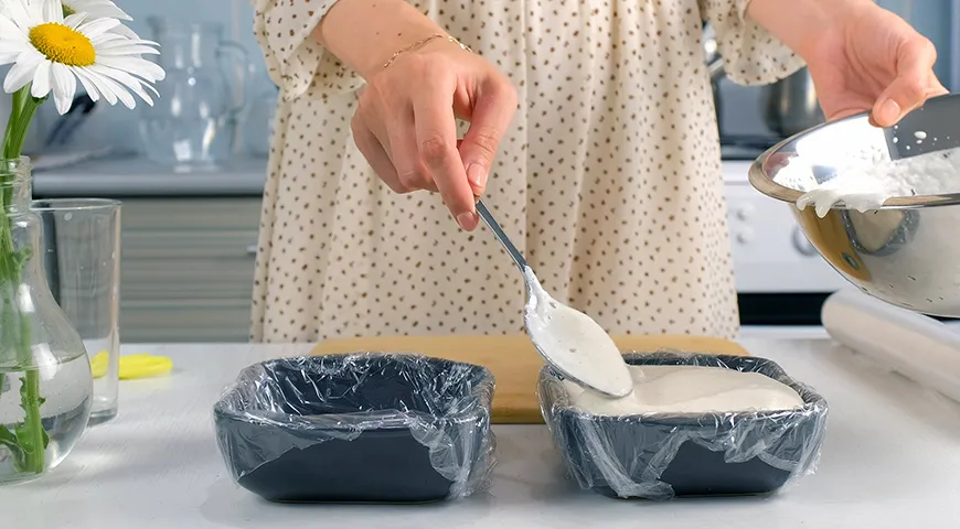 Готовую массу для маршмеллоу перекладывают в форму, присыпанную смесью сахарной пудры и крахмала (1:1) и оставляют на 4–6 часов для стабилизации