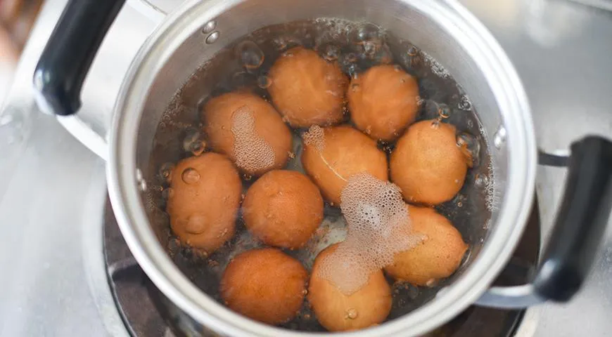 Не кладите холодные яйца в кипящую воду – они гарантировано лопнут. Варите яйца комнатной температуры