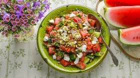 Салат из арбуза с мятой и брынзой
