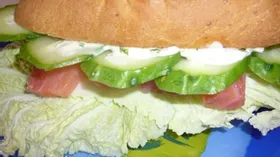 Сэндвич с семгой с соусом из эстрагона