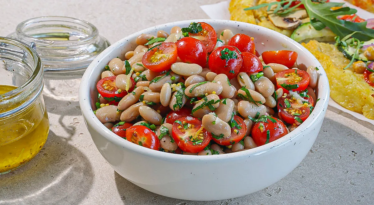 Рецепт салата из белой консервированной фасоли с томатами черри и зеленью